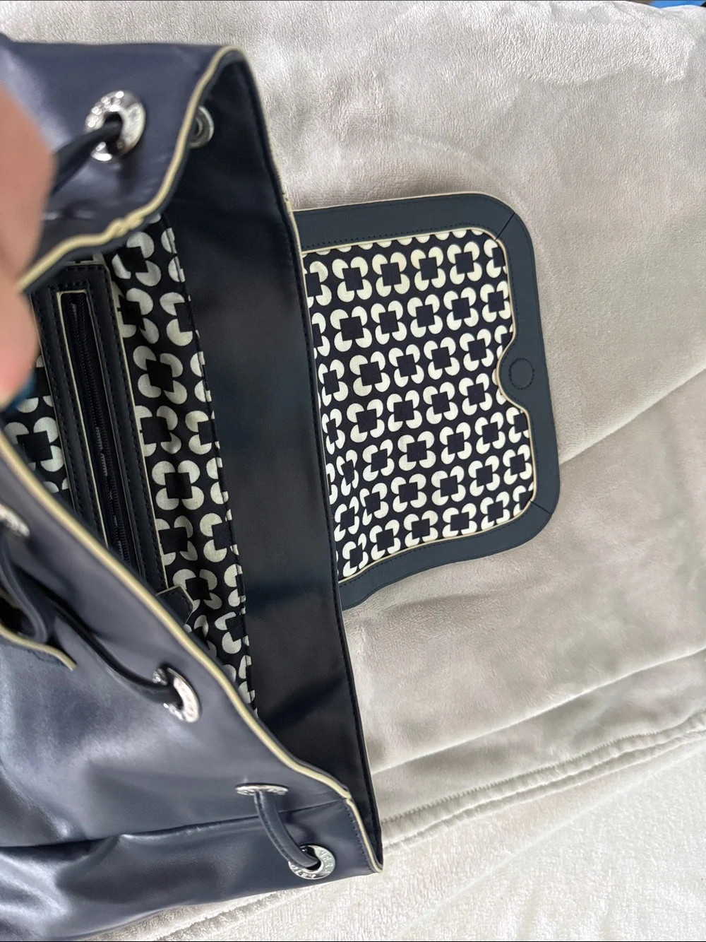 Vera Bradley streamlined black